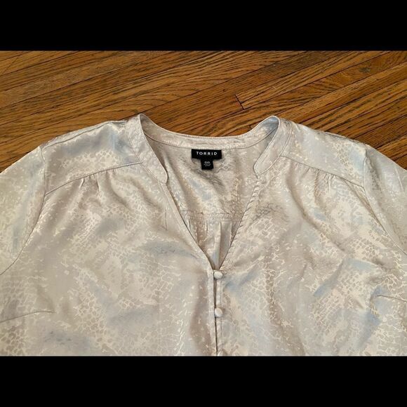 Torrid silver snakeskin pattern button down blouse - Picture 2 of 5